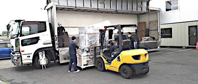 産業ロボット製品出荷風景