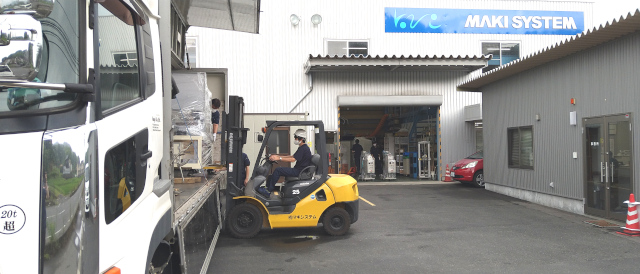 産業ロボット製品出荷風景